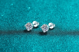 Macro di orecchini a perno in argento S925 con moissanite e chiusura a vite di sicurezza