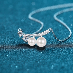 S925 sterling silver necklace with dual white pearls and sparkling moissanite pendant