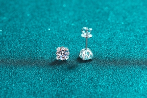 Vista macro di orecchini a lobo in argento S925 con moissanite e chiusura a vite sicura