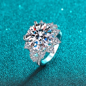 Luxurious S925 sterling silver flower ring with 10 carat moissanite on blue glitter