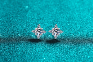 Gros plan de boucles d'oreilles en argent S925 en forme d'étoile avec pierres moissanite