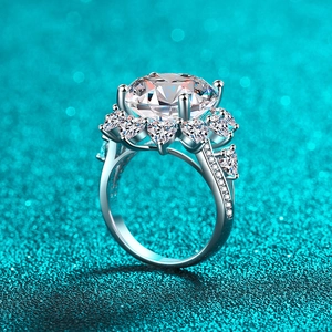 Luxurious S925 sterling silver ring with 10-carat round moissanite and heart accents