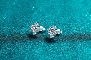 Vue macro des boucles d'oreilles trèfle en argent S925 avec pierres de moissanite