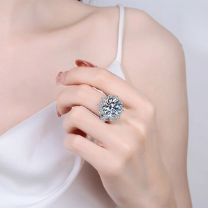 Luxurious S925 sterling silver sunflower ring featuring a 10-carat round moissanite stone