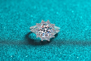 Détail d'une bague moissanite 3 carats avec halo floral et sertissage pavé