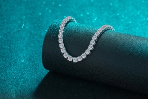 Detail der S925-Sterlingsilber-Tennis-Halskette mit funkelnden Moissanit-Steinen