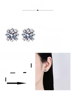 Dettaglio di orecchini a lobo in moissanite a 6 griffe con placcatura multistrato e vestibilità