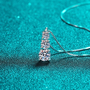 Élégant collier en argent sterling S925 avec trois pierres de moissanite serties verticalement