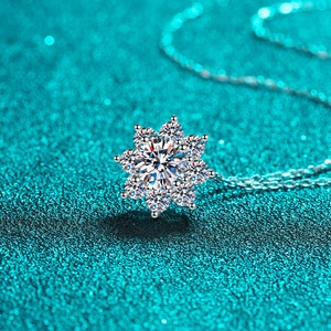 Funkelnde S925 Sterlingsilber Sonnenblumen-Halskette mit glänzenden Moissanit-Steinen