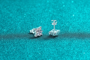 Vue macro des boucles d'oreilles flocon en argent S925 avec moissanite scintillante