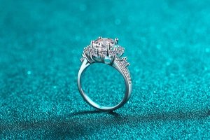 Vue macro d'une bague en argent et moissanite 3ct avec halo de tournesol scintillant