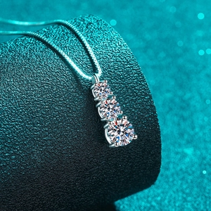 Collier avec pendentif à trois pierres en moissanite dégradée argent sterling S925