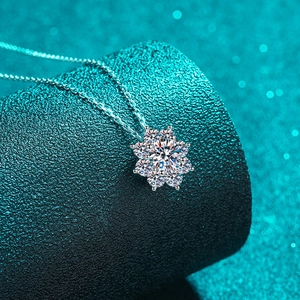 Elegante Halskette aus S925 Sterlingsilber mit glitzerndem Sonnenblumen-Moissanit-Anhänger