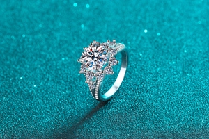 Macro d'une bague fleur en moissanite de 3 carats avec monture halo sur fond texturé
