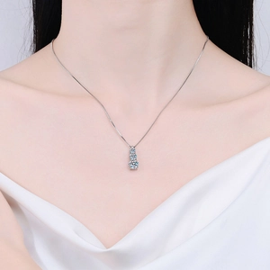 Collier en argent S925 avec trois moissanites de tailles graduées porté par un modèle