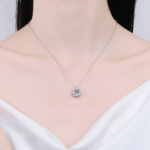 Elegante S925 Sterlingsilber Sonnenblumen-Moissanit-Halskette an einem Halsmodell