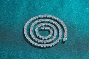 Detail einer S925 Sterling Silber Tennis-Kette mit glänzenden runden Moissanit-Steinen