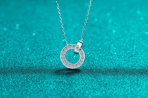 Vue détaillée du collier en argent avec pendentif Moissanite serti de zircons scintillants