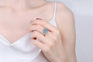 Gros plan sur une bague flocon en argent S925 avec moissanite de 3 carats sur la main