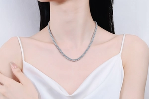 Detailansicht eines S925 Sterling Silber Tennis-Colliers mit rundgeschliffenen Moissaniten