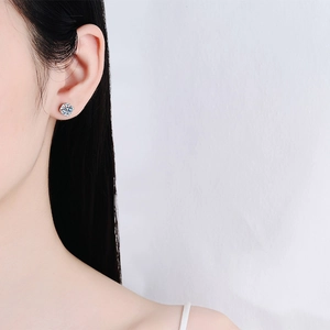 Orecchini a perno classici in argento S925 con pietra moissanite a taglio brillante