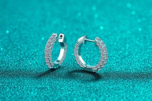 Makroaufnahme von S925 Sterling Silber Creolen mit Moissanit-Pavee-Besatz