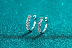 Makroaufnahme von S925 Sterlingsilber Huggie-Ohrringen mit funkelnden Moissanit-Reihen