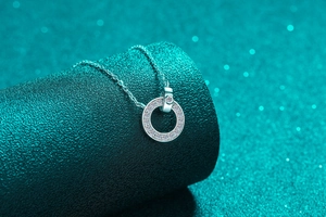 Détail macro du collier halo en argent S925 avec moissanite sur présentoir
