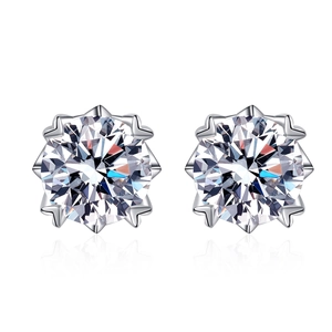 Orecchini a perno in moissanite argento 925 con castone a cuore a sei griffe