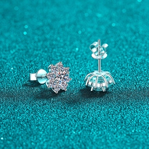 Elegant S925 sterling silver snowflake stud earrings with sparkling moissanite stones