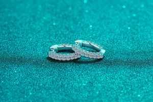 Makroaufnahme von S925 Sterling Silber Creolen mit schimmernden Moissanit Steinen
