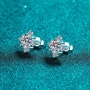 Boucles d'oreilles trèfle en argent S925 et moissanite sur fond scintillant vert