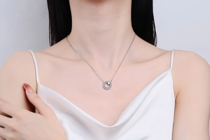 Détail du collier en argent S925 avec anneaux entrelacés et zircons sur mannequin