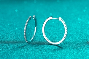 Detailed close-up of S925 sterling silver hoop earrings with sparkling moissanite stones