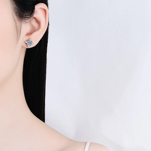Boucles d'oreilles trèfle en argent S925 et moissanite portées par un mannequin