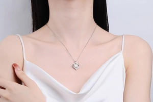 Elegant S925 silver heart necklace with a freshwater pearl and sparkling stones on model