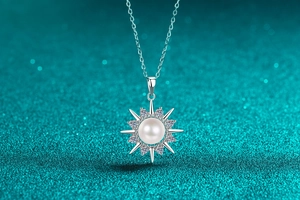 Detailansicht der S925 Silber Sonnenblume Halskette mit Perle und Zirkonia Steinen