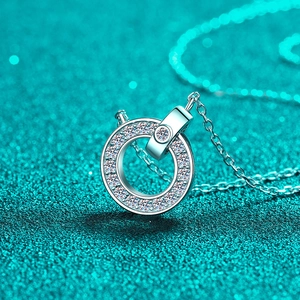 Collier avec pendentif en moissanite en argent sterling S925 sur fond bleu Tiffany brillant