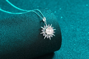 Detailansicht S925 Silber Sonnenblume Anhänger mit Süßwasserperle und Moissanit Steinen