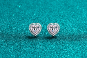 Dettaglio degli orecchini a cuore in argento S925 con moissanite rosa e bianca