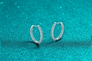 Makroaufnahme der S925 Sterling Silber Creolen mit schimmerndem Moissanit-Pavé-Besatz