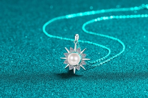 Makroansicht der S925 Silber Sonnenblumen-Halskette mit Perle und Moissanit-Detail
