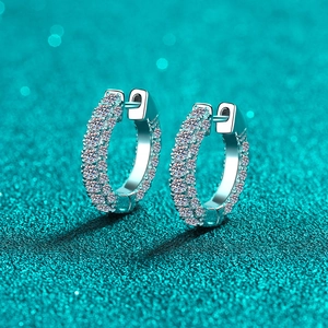 Funkelnde S925 Sterling Silber Creolen mit zweireihigem Pavé-Besatz aus Moissanit-Steinen