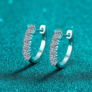 Elegante S925 Sterling Silber Huggie Ohrringe mit kleinen Moissanit Steinen in Silber-Optik