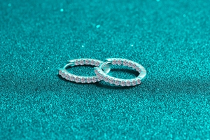 Makroaufnahme von S925 Sterling Silber Creolen mit funkelnden Moissanit-Steinen