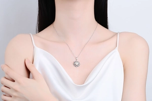 Detailansicht des S925 Sterling Silber Sonnenblumenanhängers mit Perle am Hals des Models