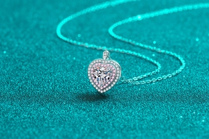 Makroaufnahme von Herzanhänger aus S925 Silber mit Moissanit und rosa Edelsteinen