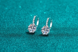 Macro de boucles d'oreilles créoles en argent S925 avec moissanite sur fond scintillant