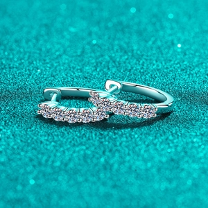Poliierte S925 Sterling Silber Creolen mit einer Reihe funkelnder Moissanit-Steine
