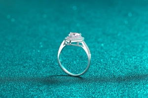 Detailaufnahme eines Herz-Moissanit-Rings mit rosa und blauen Akzentsteinen auf Silber